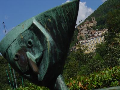 Collodi, Parco di Pinocchio.
Tridimensionalità annullata dalla bidimensionalità. Primo piano e sfondo molto scorciato verso l'alto si fondono anche per la compartecipazione di profili curvilinei. E' in realtà più un effetto di inquadratura che un'effrazione di ortogonalità.