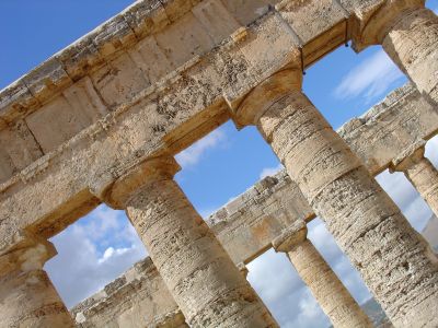 Sicilia, Segesta, Tempio.
Appiattimento della tridimensionalità. L'inquadratura diagonale annulla ulteriormente la possibilità di stimare la distanza tra i due piani del colonnato.