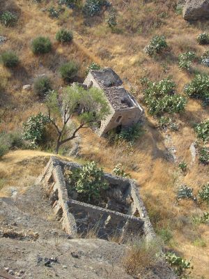 Calabria, Pentedattilo.
Appiattimento della tridimensionalità. L'inquadratura diagonale rendendo impossibile la comparzione tra il bordo della foto e le verticali dei ruderi annulla  defintivamente la possibilità di stimare il degrado e i piani del pendio.