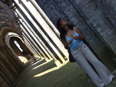 Toscana, Abbazia di San Galgano.
Dialogo tra tridimensionalità e bidimensionalità. L'inclinazione degli assi rende un gioco planare il passaggio dal primo piano piatto, con  la figura in evidenza, all'accellerazione verso il fondo della navata.