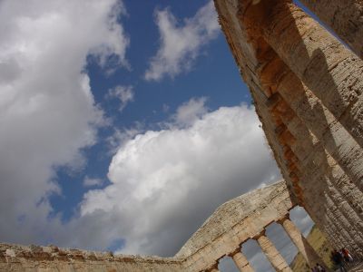 Sicilia, Tempio di Segesta.
Dialogo tra tridimensionalità e bidimensionalità . Il sovrastante volume del cielo a causa dell'inquadratura e della sua incombenza creano un equilibrato dialogo tra la dimensione planare e la profondità  plastica del manufatto.