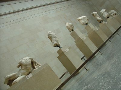 British Museum, Decorazioni del Partenone.
Asservimento della tridimensionalità alla bidimensionalità. L'inquadratura riduce la tridimensionalità della sala e si gioca divertita la plasticità dei corpi mozzati nella bidimensionalità.