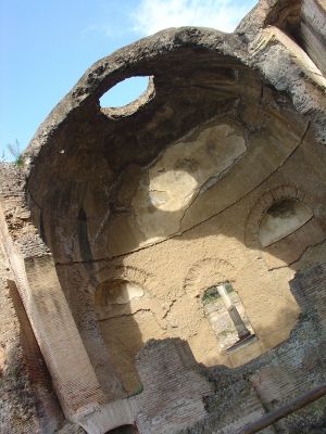 Tivoli, Villa Adriana,
Annullamento dell'ortogonalità realistica. L'inquadratura inclinata toglie parallelismi tra i bordi e le verticali della realtà. Il traforamento luminoso sul fondo circolare del rudere riesce così a dispiegare meglio la sua attrattiva in uno spazio indefinito.