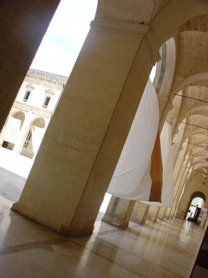 Lecce, Chiostro.
Enfasi plastica. Le tende gonfiate dal vento impugnano l'inquadratura, sovvertono l'ortogonalità solida dei pilastri e della visione e ci rendono più leggeri.