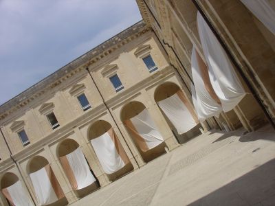 Lecce, Chiostro.
Enfasi plastica. Come sopra: le vele comandano la preminenza dell'aria sulla pietra.