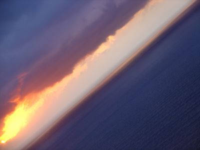 Toscana, Populonia.
Appiattimento dello spazio. Come sempre, quando l'ortogonalità dei bordi s'accoppia con quella dello sguardo naturale lo spazio ci accorda la piena percezione della sua terza dimensione. Viceversa, quando viene meno questa condizione e manca anche l'ultimo retto sostegno, come avviene in questa immagine di mare vuoto visto da una collina, anche lo spazio più profondo si dispone in piatte fasce diagonali.