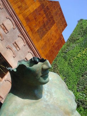 Madrid, Caixa Forum.
L'appiattimento della terza dimensione per la perdita dei riferimenti ortogonali e la composizione geometrica di tutti i corpi esalta il loro dispiegamento planare e le qualità testurali delle superfici.