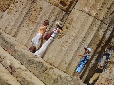 Agrigento, Valle dei Templi.
Corpi ridotti a superfici. L'inclinazione dell'inquadratura accentua la riduzione delle masse plastiche a superfici. Si tratta di una accentuazione perché l'appiattimento dipende anche dalla resa del teleobiettivo.