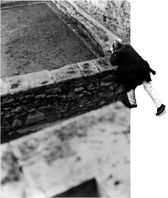 Piscina termale di Bagno Vignoni.
Dialogo tra tridimensionalità e bidimensionalità . Una chiara partizione di piani e cornici sghembate ad arte incastra Uve fotografo nell'esercizio di cattura dei cerchi d'acqua sorgiva affiorante.